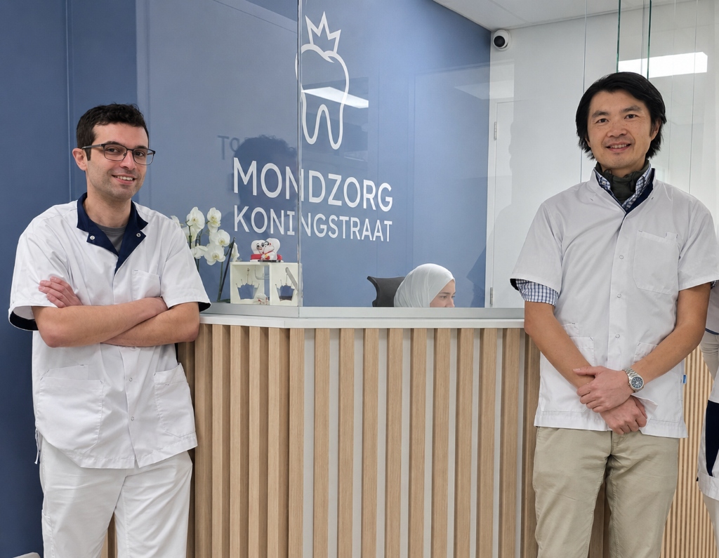 Team van Mondzorg Koningstraat bij de receptie